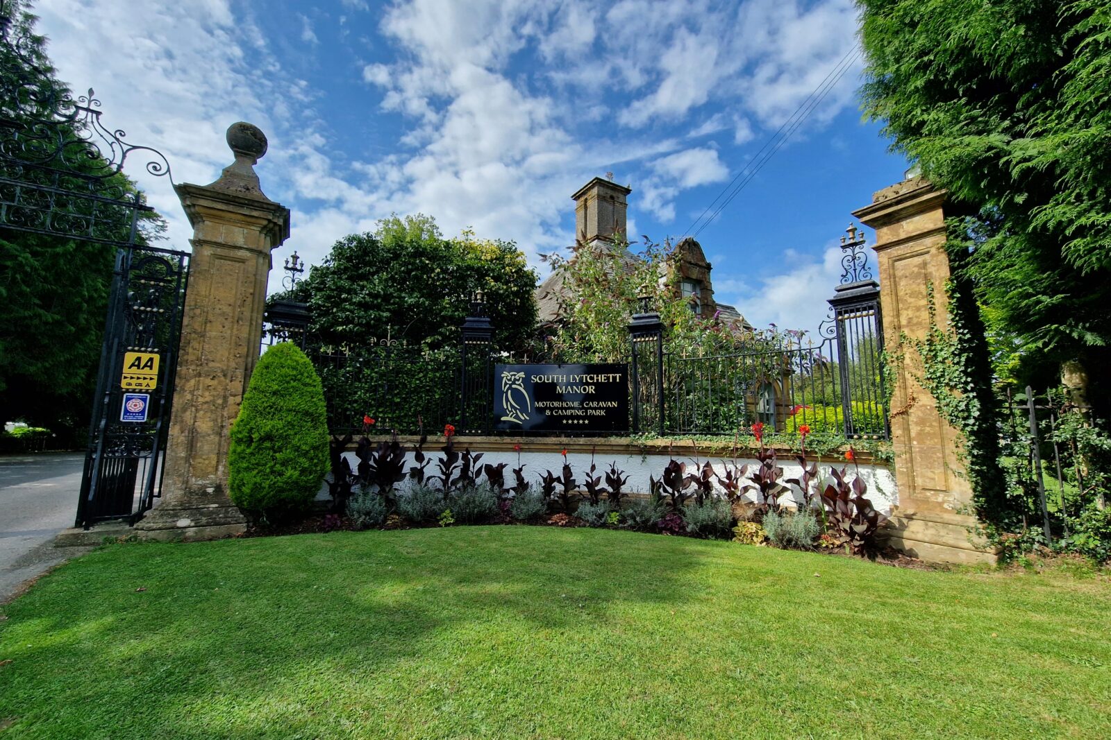 South Lytchett Manor scoops Gold in the South and South East in Bloom Awards 2023